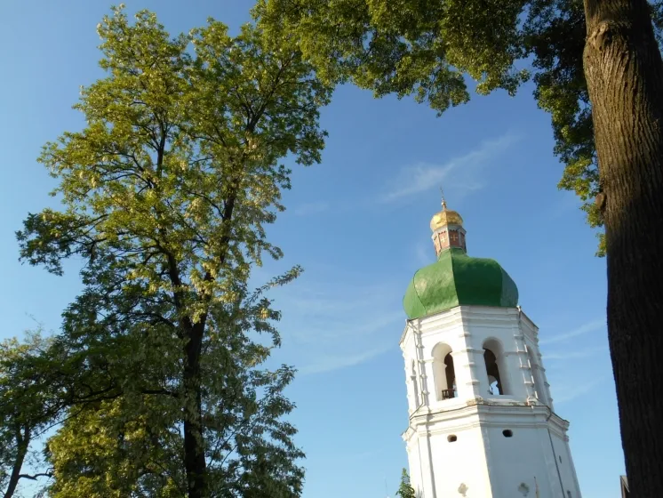Небо, церква, дерево