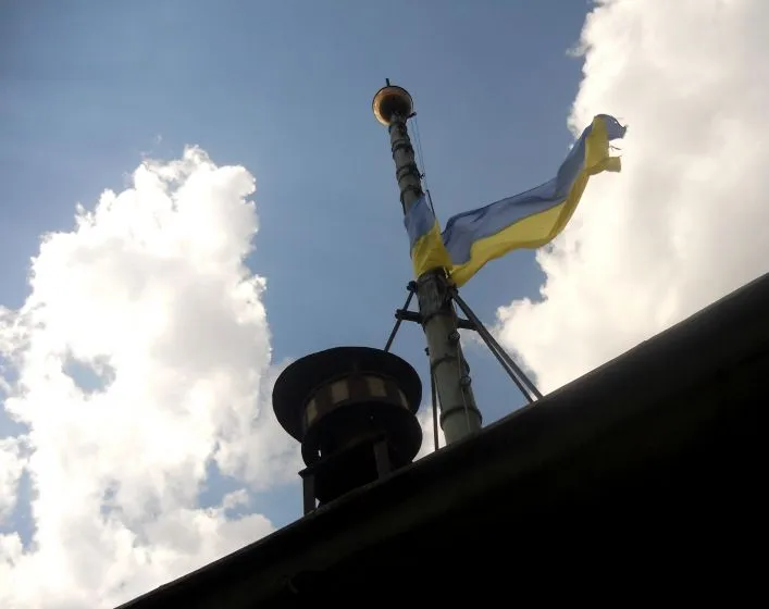 Й ось віє вітер, мов могутній дух... - Небо над Вкраїною