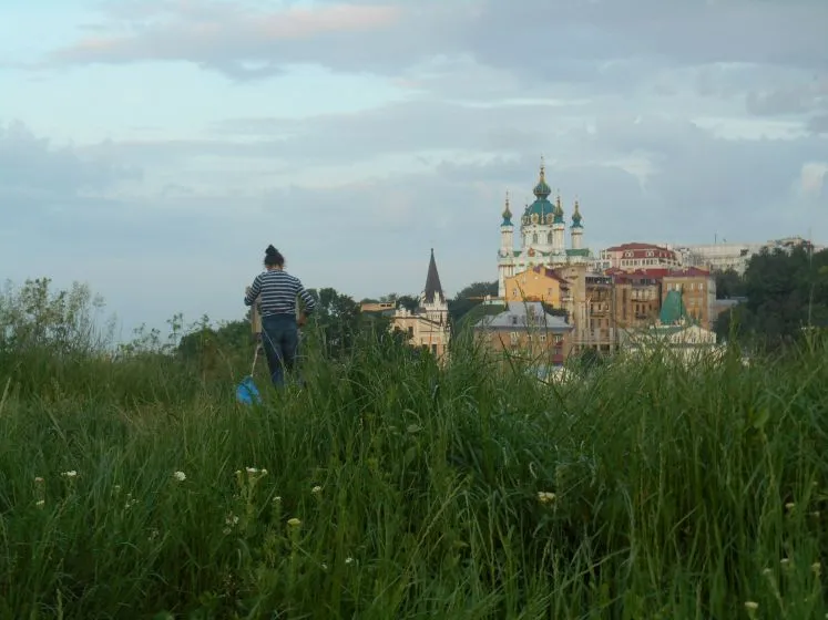 Легким рухом вгорталась святість в безодню сторічь...